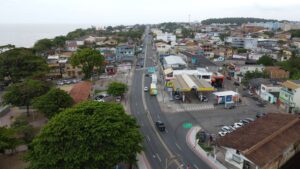 Vista aérea de avenida principal na Serra, ES, com infraestrutura de geometria, sinalização, terraplanagem e pavimentação realizada pela Cinco Estrelas em 2021.