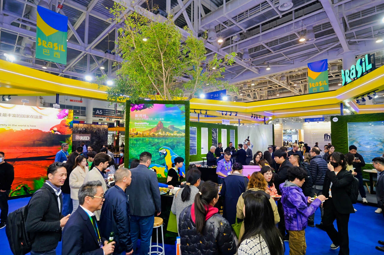 Estande do Brasil como Guest Country of Honor na Xiamen Stone Fair 2025 exibindo amostras de mármore e granito