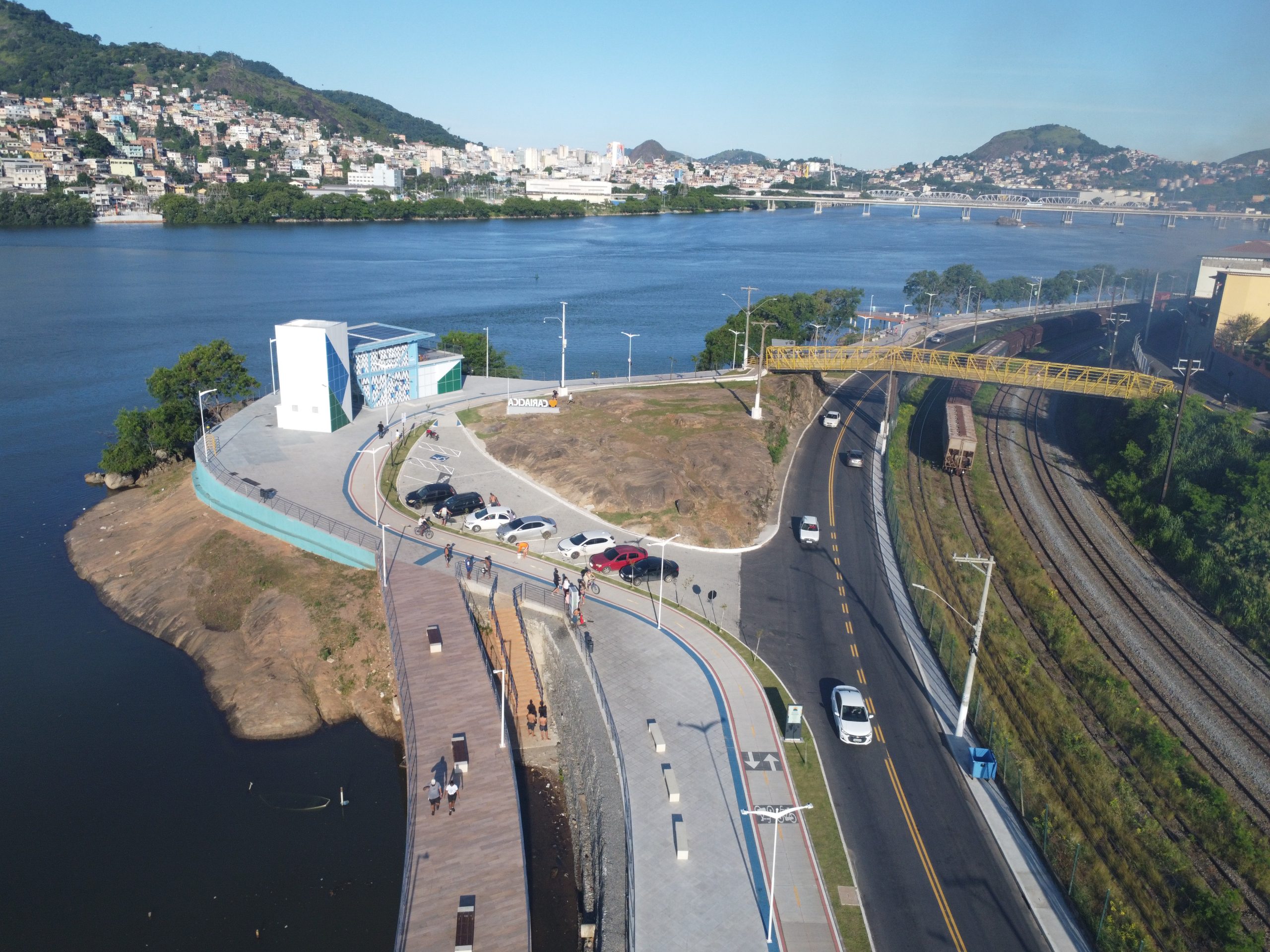 Vista aérea da orla do Porto de Santana com estacionamento e edifício de apoio.