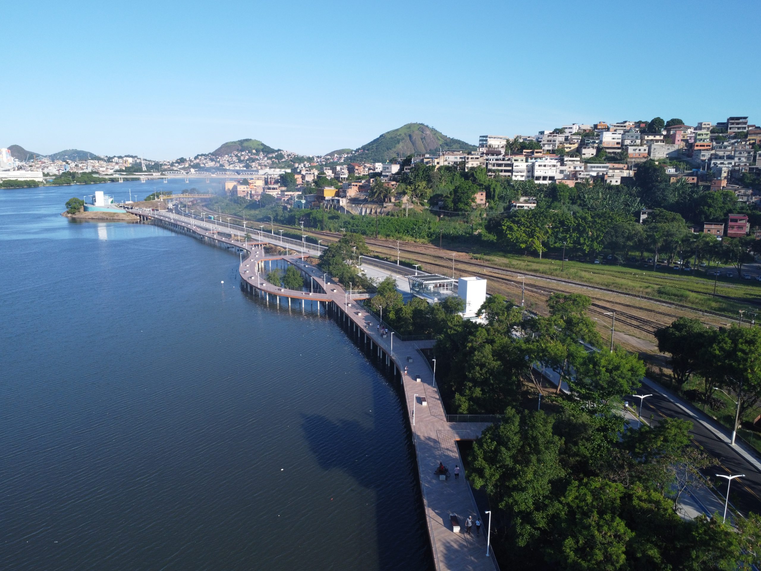 Vista panorâmica do calçadão e passarela sobre a água na orla do Porto de Santana.