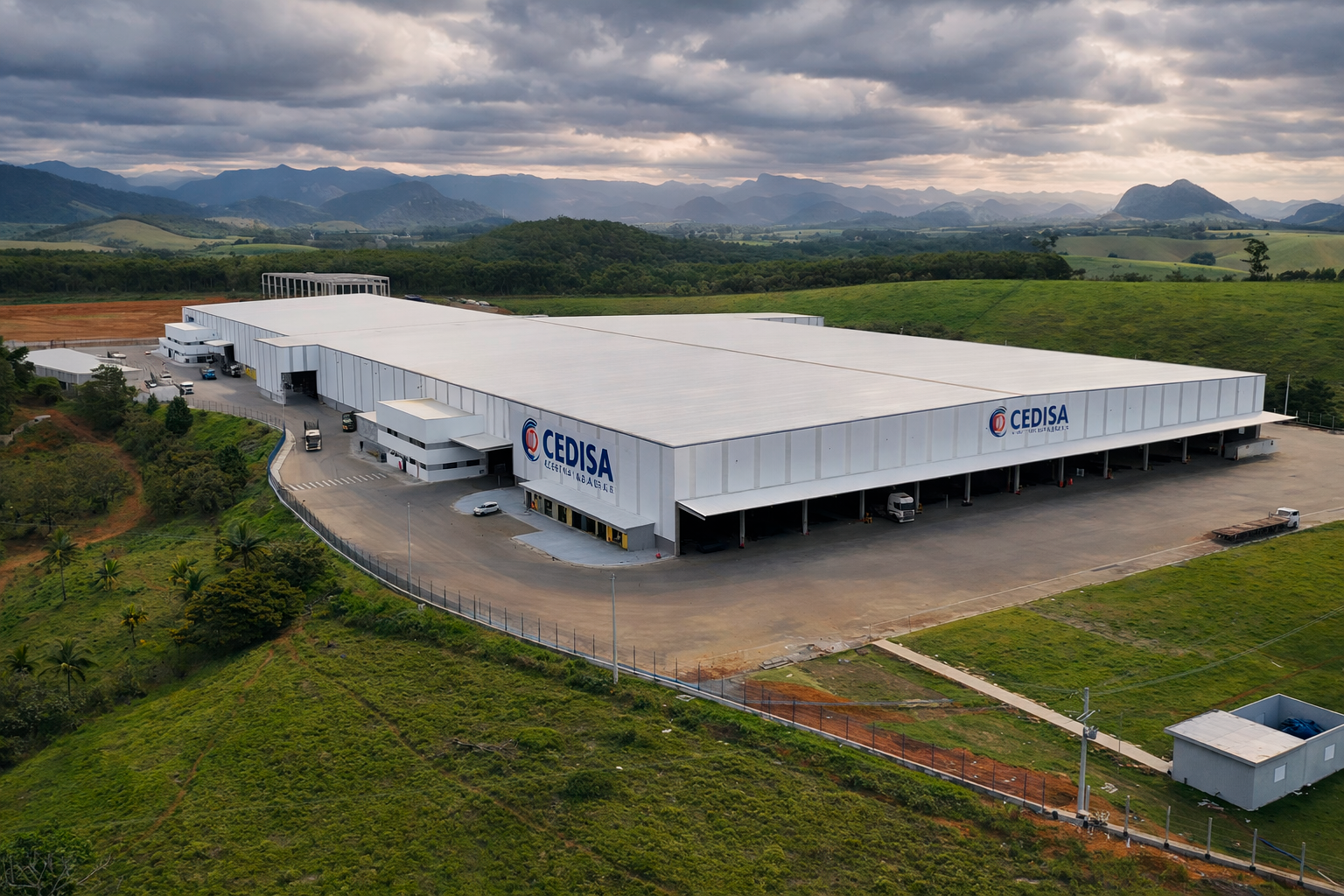 Galpão industrial Cedisa com estrutura metálica e docas de carga, vista aérea da unidade em operação no setor industrial