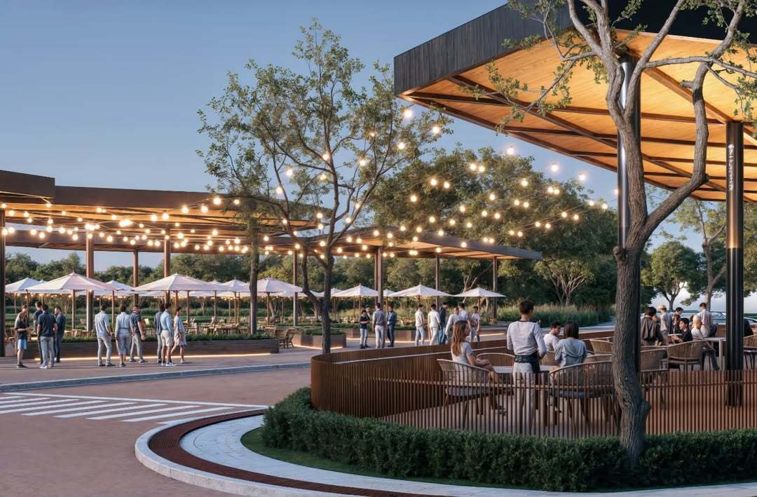 Cobertura metálica modular com iluminação suspensa em área de convivência do parque urbano.