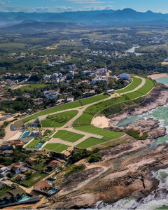 Vista aérea da Península Meaípe em Guarapari, loteamento residencial com infraestrutura urbana, fase de implantação.