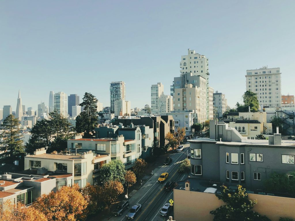 Vista urbana com edifícios residenciais e corporativos representando áreas de aplicação do EIV.