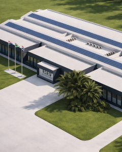 Vista aérea da Escola SESI Civit com painéis solares na cobertura e aberturas zenitais