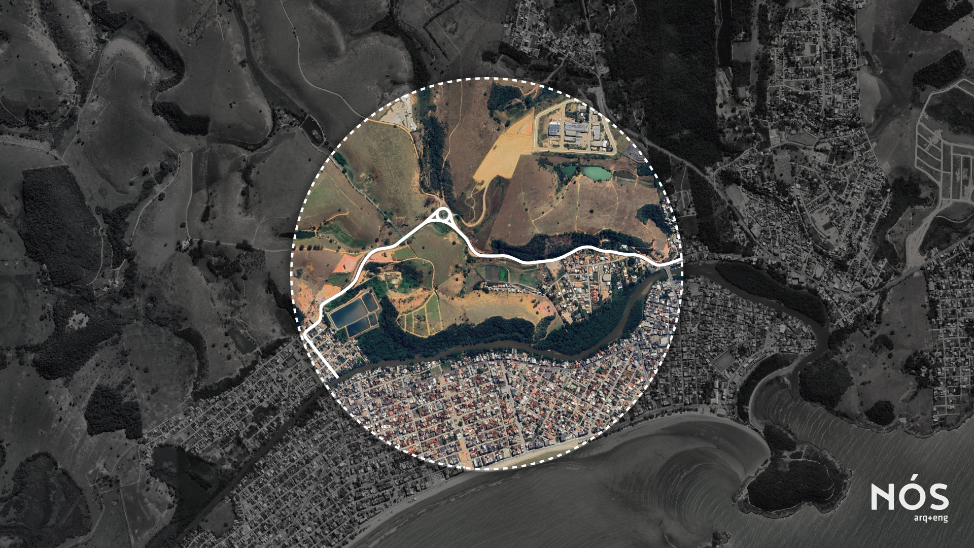 Vista aérea do sistema viário implantado em Piúma, ES, evidenciando novas vias com infraestrutura completa de drenagem, pavimentação e sinalização