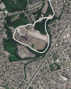 Vista aérea do sistema viário implantado em Cariacica, ES, evidenciando novas vias com infraestrutura completa de drenagem, pavimentação e sinalização